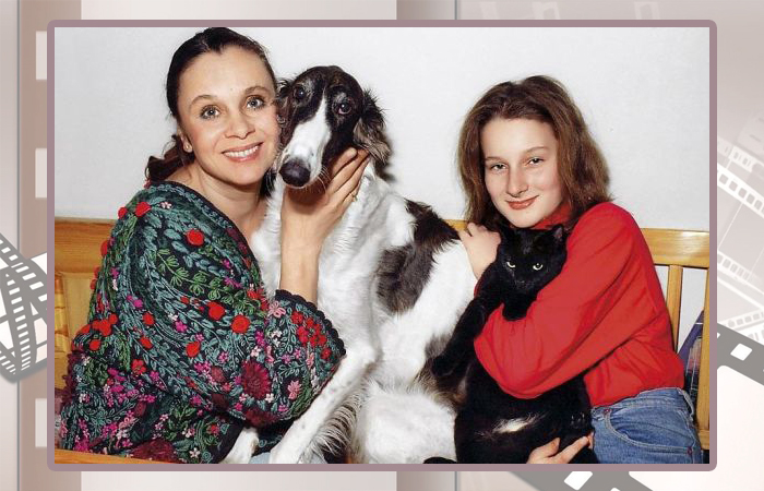 Мариэтта Цигаль-Полищук с мамой и домашними любимцами.