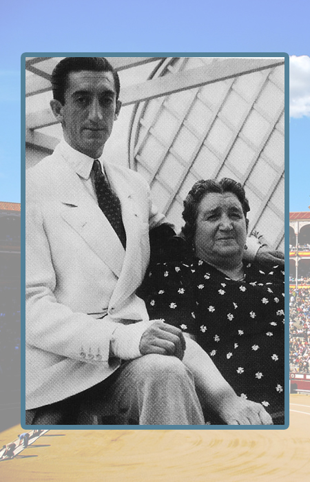 Мануэль Лауреано Родригес Санчес с мамой.