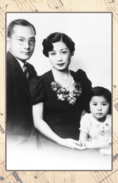 Йоко Оно в детстве с родителями.