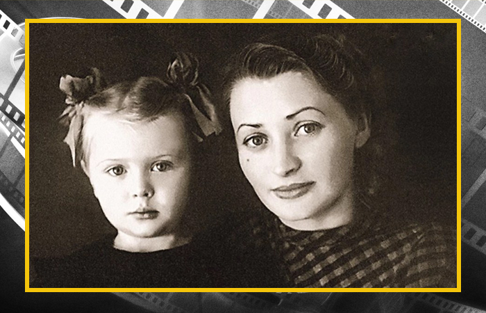 Ирина Азер в детстве с мамой.