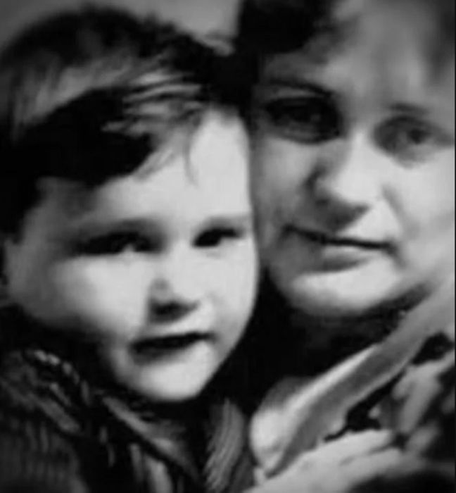 Саша Балуев в детстве с мамой. / Фото: www.wellnesso.ru