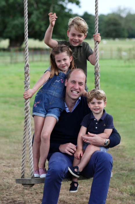 Принц Уильям с детьми. / Фото: www.mainstyles.ru