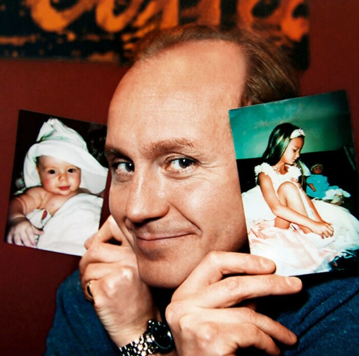 Андрей Панин с фотографиями дочери. / Фото: www.7days.ru