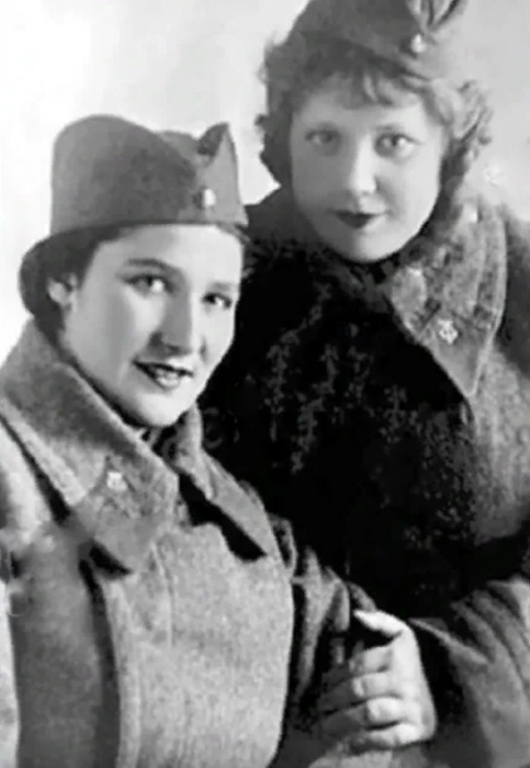 Эмилия Трейвас с подругой во время Великой Отечественной войны. / Фото: www.yandex.net