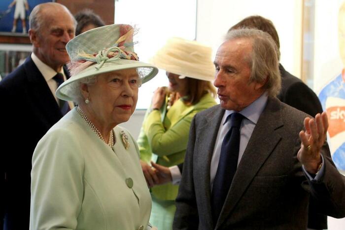 Сэр Джеки Стюарт и Елизавета II. / Фото: www.thetimes.co.uk