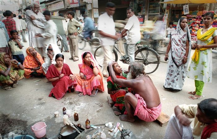 Уличный стоматолог в Индии. / Фото: www.historymed.ru