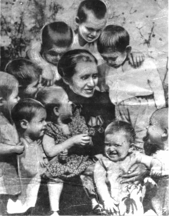 Александра Аврамовна Деревская с детьми. / Фото: www.polzam.ru