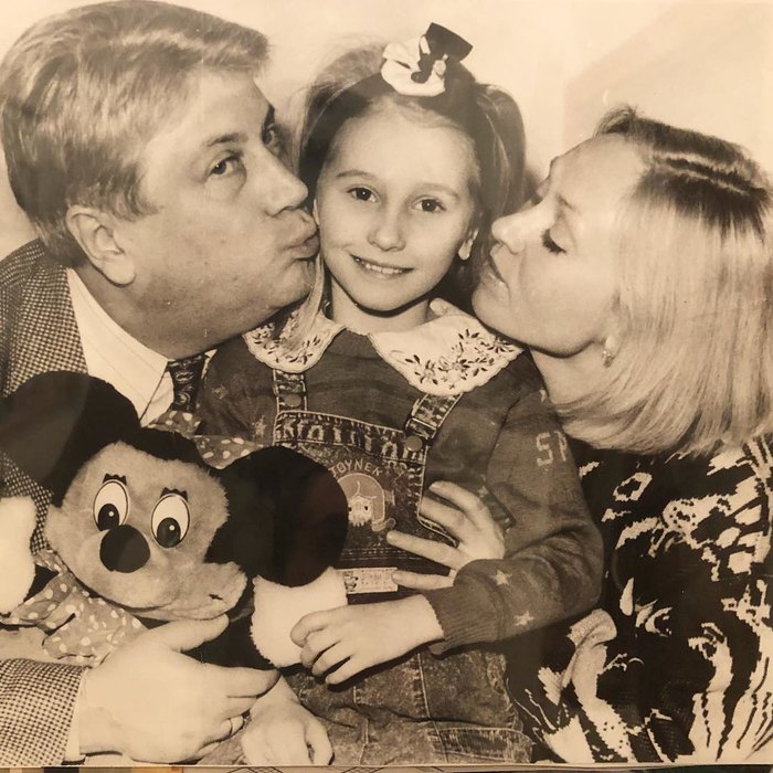 Анастасия Винокур в детстве с родителями. / Фото: www.instagram.com
