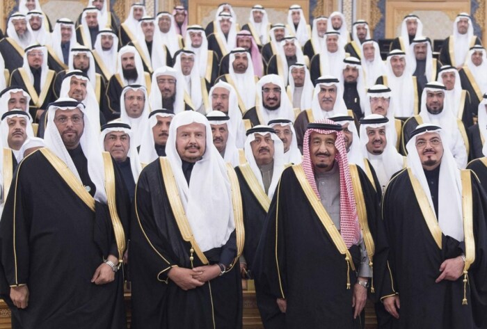 Салман ибн Абдул-Азиз Аль Сауд с членами Шуры в консультативном совете Шуры в Эр-Рияде, Саудовская Аравия. / Фото: www.limacharlienews.com