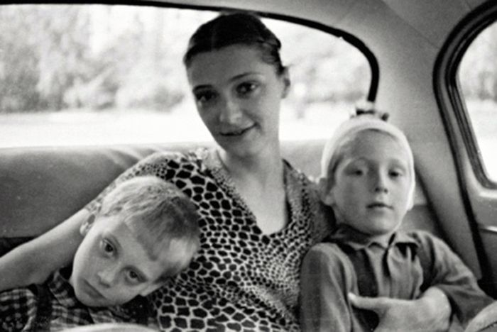 Людмила Абрамова с сыновьями Аркадием и Никитой. / Фото: www.woman.ru