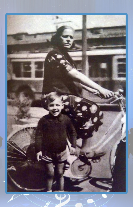 Адриано Челентано в детстве с мамой.