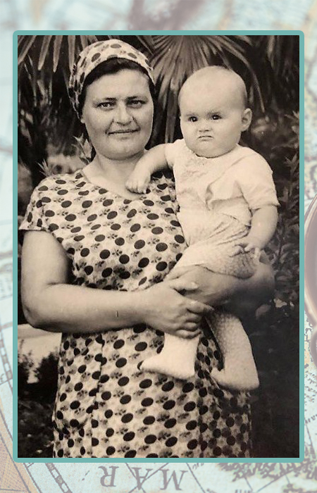 Ирина Деревич в детстве с бабушкой.
