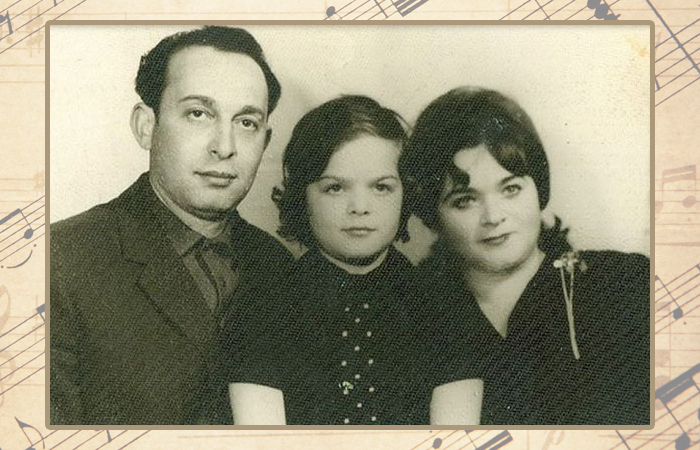 Лариса Долина в детстве с родителями.