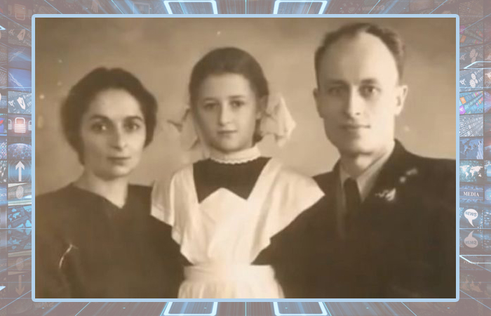 Регина Дубовицкая в детстве с родителями.
