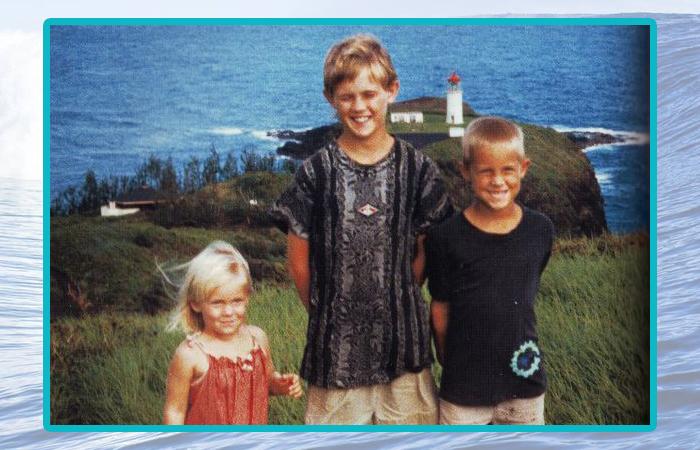 Бетани Хэмилтон в детстве с братьями.