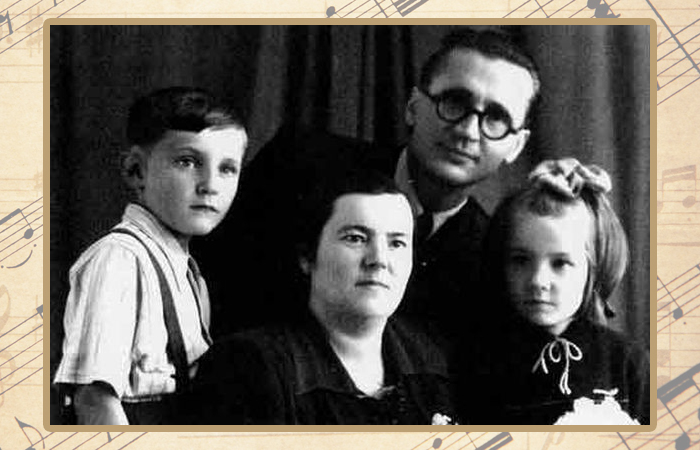 Владимир Ивасюк с родителями и сестрой.