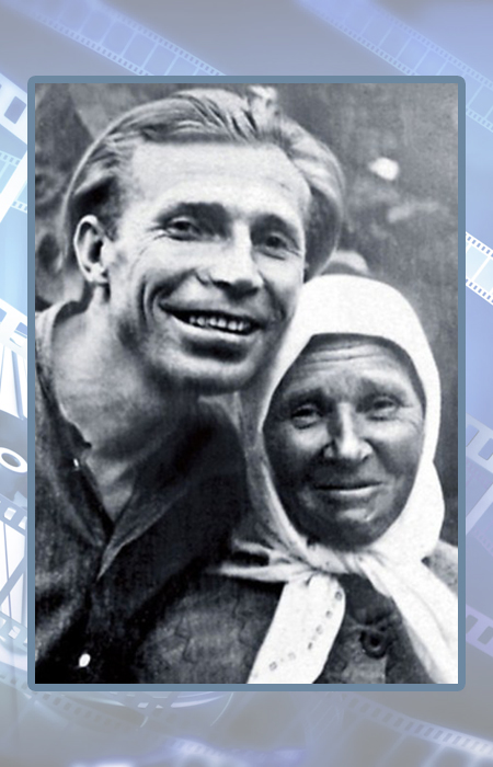 Иван Лапиков с мамой.