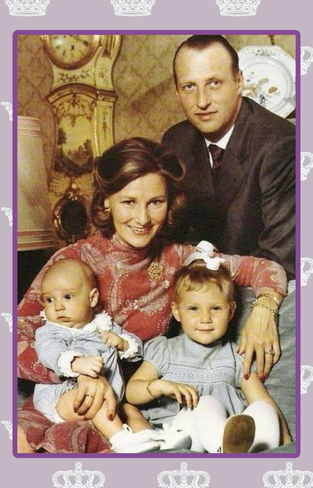 Король Харальд и королева Соня с детьми Мартой Луизой и Хоконом.
