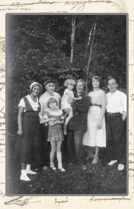 Новелла на руках отца, справа от них мама Надежда Малькова, слева - сестра Новеллы Роза, остальные - друзья семьи.