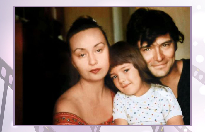 Ольга Павловец в детстве с родителями.
