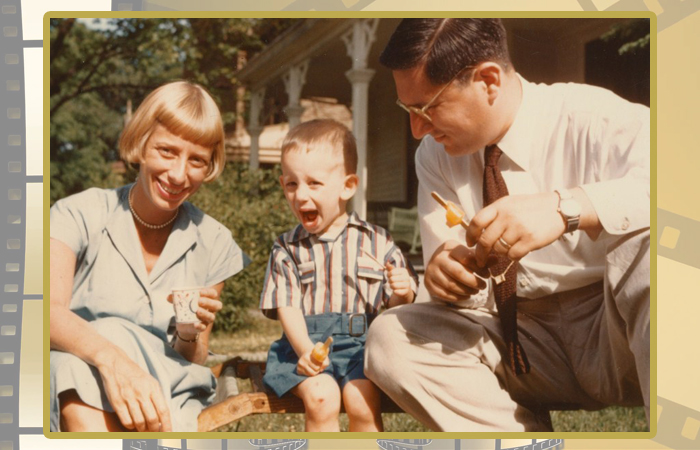 Стивен Спилберг в детстве с родителями.