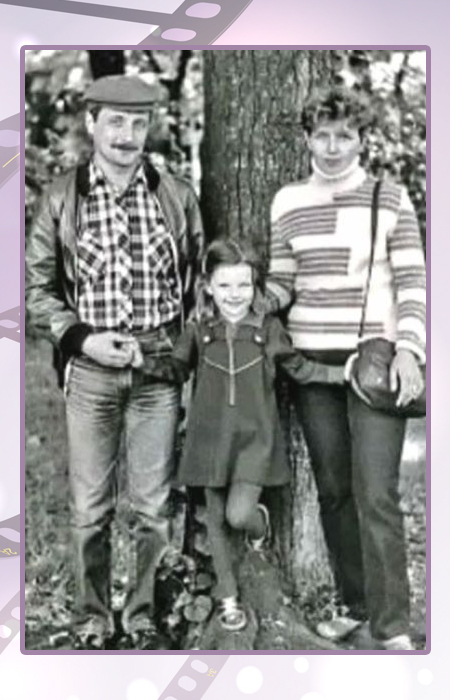 Эмилия Спивак в детстве с родителями.