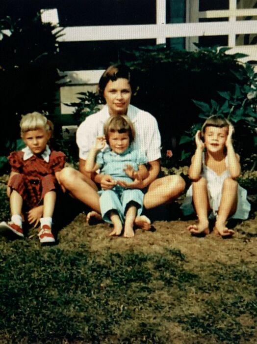 Джилл Байден (крайняя слева) со своей матерью, Бонни Джин Годфри, и сестрами Бонни и Джен. / Фото: www.inquirer.com