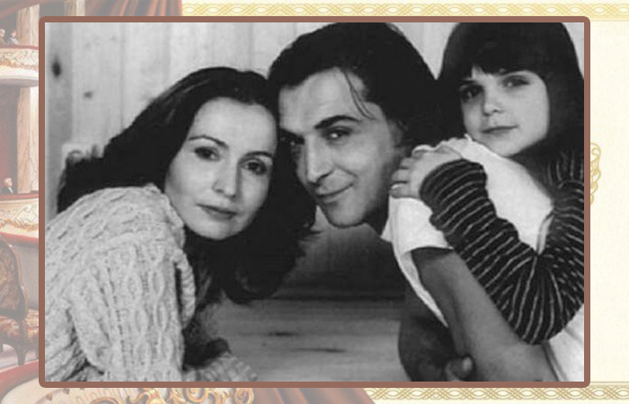 Александр и Алина Лазаревы с дочерью.