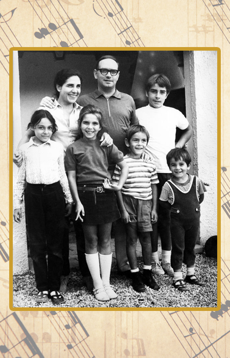 Эннио Морриконе с семьей: женой Марией Травиа, сыновьями Марко, Андреа и Джованни, дочерью Алессандрой и племянницей Лаурой. Рим, 1970 год.