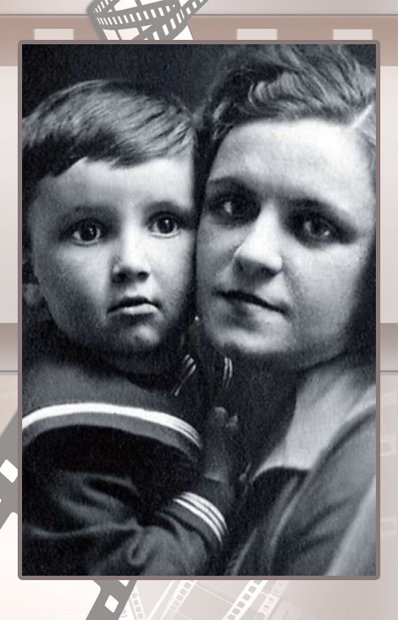 Евгений Весник в детстве с мамой.