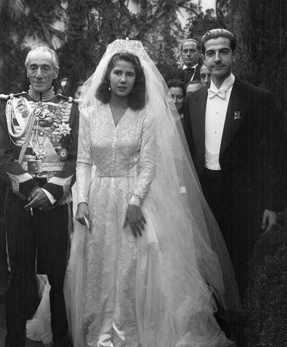 Каэтана Альба в день бракосочетания с Луисом Мартинесом де Ирухо. Слева от невесты её отец. / Фото: www.yandex.net