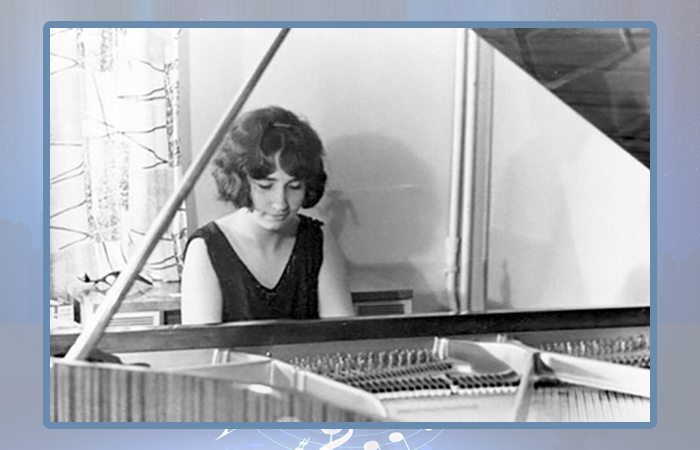 Ирина Аллегрова за роялем.