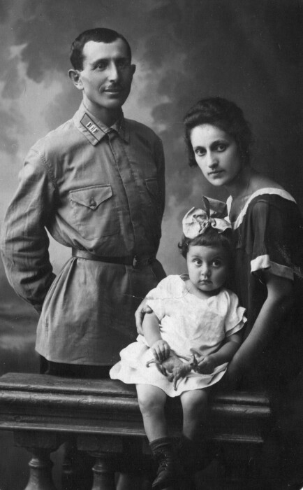 Иван и Тамара Баграмян с дочерью. / Фото: www.spouses-of-commanders.mil.ru