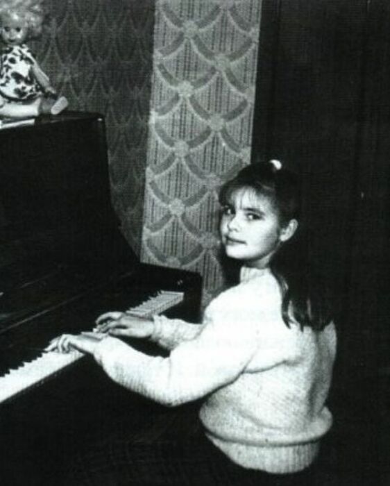 В музыкальной школе Ирина училась по классу скрипки, но мечтала играть на фортепиано. / Фото: www.irinapegova.ru