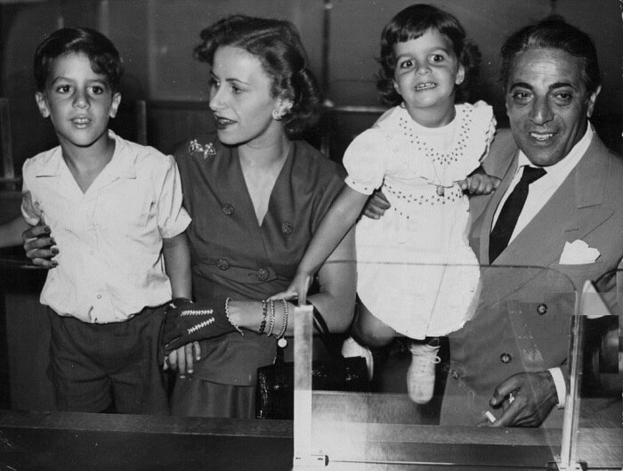Аристотель Онассис и Афина Леванос с детьми.  / Фото: www.crazys.info