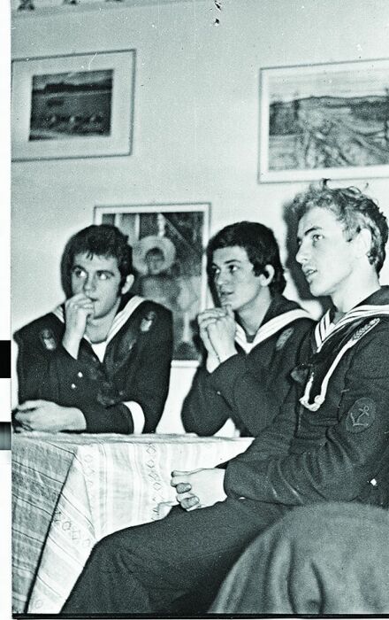 Януш Вишневский (крайний справа) с товарищами в морском училище. / Фото: www.weranda.pl