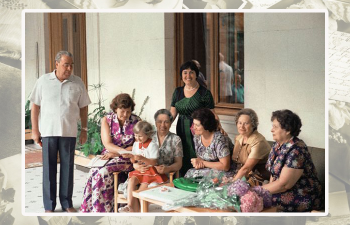 Леонид Брежнев на даче с домашними и гостями.