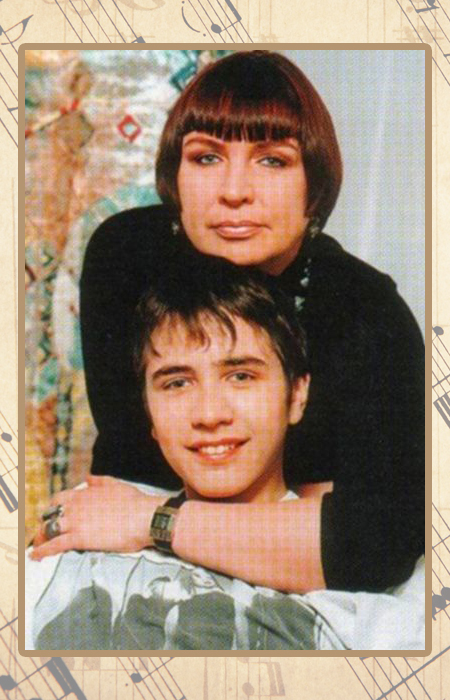Александр Цой с мамой.
