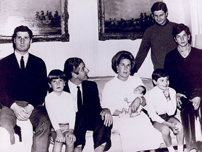 Каэтана Альба с первым мужем и детьми. / Фото: www.pinimg.com