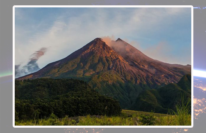 Вулкан Мерапи на остове Ява, Индонезия.