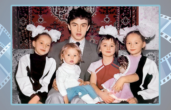 Анастасия Чернова (вторая справа) в детстве с братьями и сёстрами.