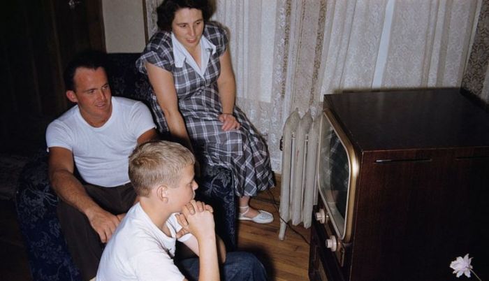 Некоторые британцы до сих пор смотрят чёрно-белый телевизор. / Фото: www.bbc.com