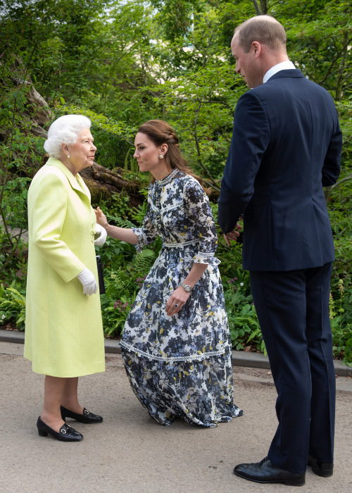 Кейт Миддлтон, принц Уильям и Елизавета II. / Фото: www.thesun.co.uk