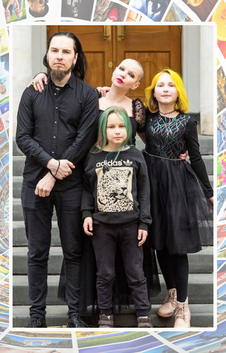 Ирина и Александр Толстовы с детьми.