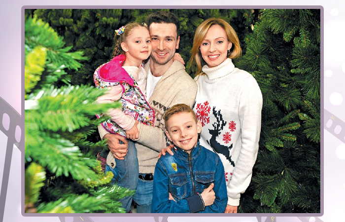Антон Хабаров с женой и детьми.