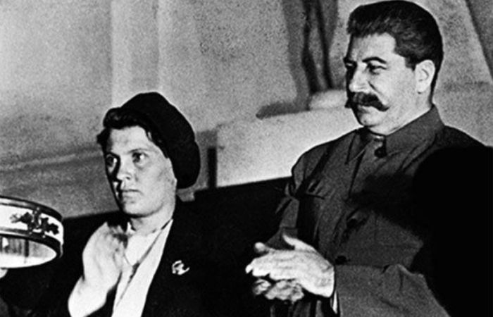 Паша Ангелина и Иосиф Сталин на X съезде ВЛКСМ. / Фото: www.hystory.mediasole.ru
