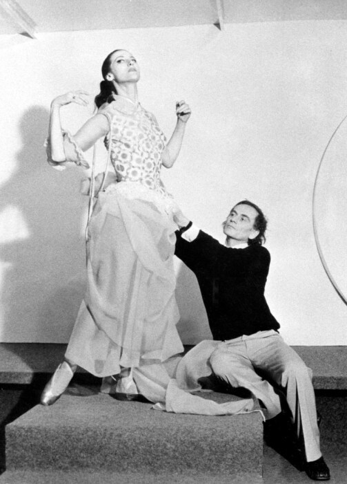 Майя Плисецкая и Пьер Карден на примерке костюма для балета «Анна Каренина». / Фото: www.nesnilos.com