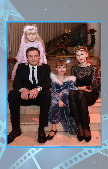Юлия Пересильд и Алексей Учитель с дочерями.