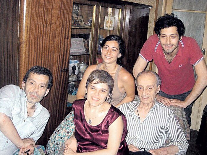 Нодар Мгалоблишвили с женой Нино Чхиквишвили (на переднем плане), сыном Александром (слева) и внуками Ираклием и Тейко. / Фото: www.eg.ru