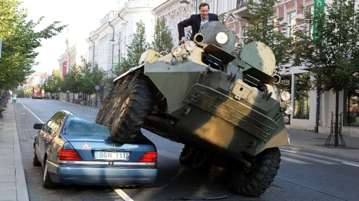 Мэр Вильнюса использовал танк, чтобы раздавить автомобиль. / Фото: www.channel4.com
